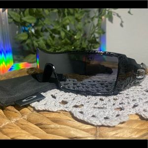 Oil Rig Sunglasses
OAKLEY. Used. Great condition